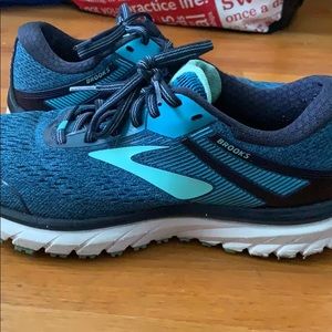 Brooks running shoes. In very good used condition.